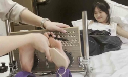 CUT小美女被疯狂TK红嫩脚心