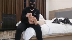 175身高的玲玲被tian脚TK挠脚心