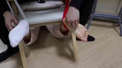 坐在椅子上的嫩脚女友被我强制TK白袜裸足