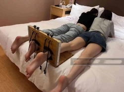 大神约现两个大学生小姐姐酒店狂挠美脚