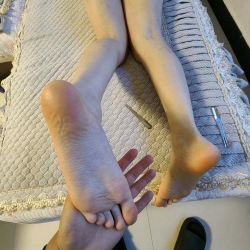 【原创】最爱小学妹约到家里tk玩tian嫩足，第四部