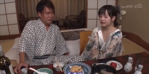 日本-灌醉可爱颜值和服姐姐潜入房间把玩嫩脚tk